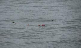 Nuleisti vainikai žuvusiems jūroje