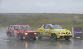 1000 km lenktynės finišuoja pliaupiant lietui