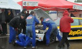 1000 km lenktynės finišuoja pliaupiant lietui