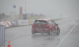 1000 km lenktynės finišuoja pliaupiant lietui