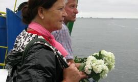 Nuleisti vainikai žuvusiems jūroje