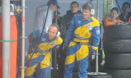 1000 km lenktynės finišuoja pliaupiant lietui