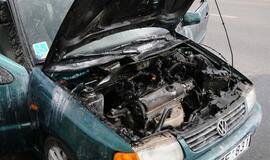 Ant viaduko užsidegė automobilis