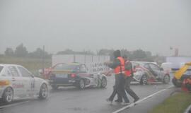 1000 km lenktynės finišuoja pliaupiant lietui