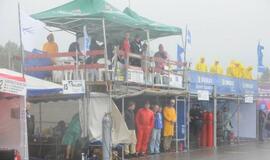 1000 km lenktynės finišuoja pliaupiant lietui