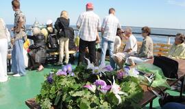 Žuvusiems atminti į jūrą kris vainikai