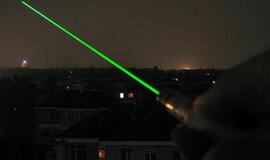 Įkliuvo keturi paaugliai, galimai lazeriu bandę akinti lėktuvų pilotus