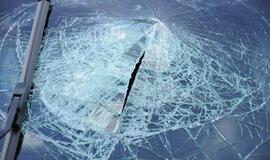 Mersedesas rėžėsi į sieną