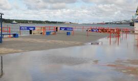 Perkėla skęsta lietaus vandenyje