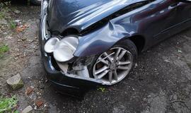 Mersedesas rėžėsi į sieną