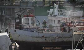 Užsidegė nedidelis remontuojamas laivas