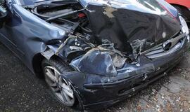 Mersedesas rėžėsi į sieną