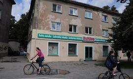 Mersedesas rėžėsi į sieną