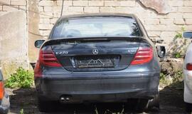 Mersedesas rėžėsi į sieną