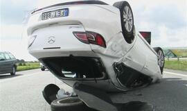 Apsivertė tempiamas automobilis