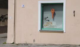 Mersedesas rėžėsi į sieną