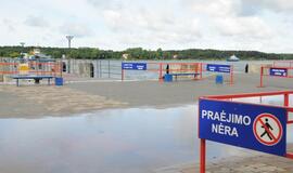 Perkėla skęsta lietaus vandenyje