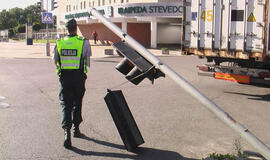 Sankryžoje neišsitekusi priekaba nuvertė šviesoforą