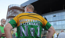 Sirgaliai pramogaus prie arenų