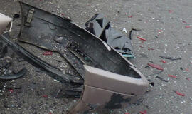 Neblaivus vairuotojas trenkėsi į akmenį ir žmones