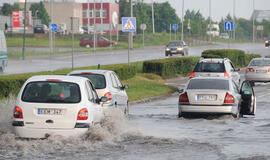 Per liūtis gatvėse skęsta vis daugiau automobilių