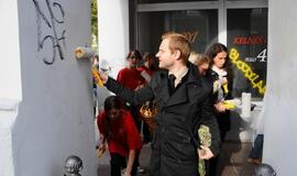 Jaunimas gražino išterliotas sienas