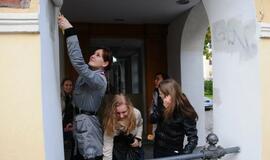 Jaunimas gražino išterliotas sienas