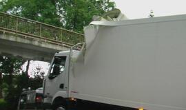 Gargžduose į viaduką atsitrenkė vilkiko krovinys