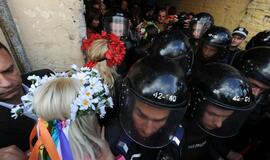 Už nuogas krūtis - į teismą