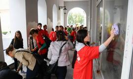 Jaunimas gražino išterliotas sienas