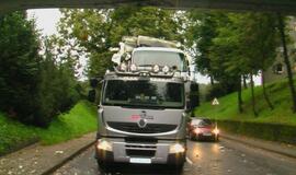 Gargžduose į viaduką atsitrenkė vilkiko krovinys