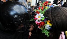 Už nuogas krūtis - į teismą