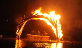 Juodkrantėje liepsnojo ugnies skulptūros