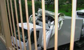 Gargžduose į viaduką atsitrenkė vilkiko krovinys