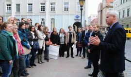 Jaunimas gražino išterliotas sienas