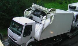 Gargžduose į viaduką atsitrenkė vilkiko krovinys