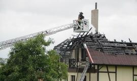 Žaibo sukeltas gaisras Tauralaukyje