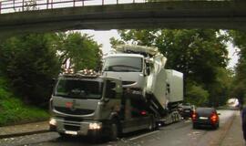 Vilkiką su kroviniu sustabdė viadukas