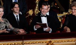 Dmitrijus Medvedevas atsakė į kritiką dėl brangių bilietų į Maskvos didįjį teatrą