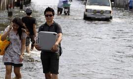 Potvynis Tailande: vanduo teka per Bankoką