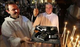 Prancūzijos dvasininkas šventina mobiliuosius telefonus