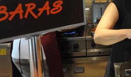 Jaunuolis barmenę pargriovė ant grindų