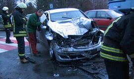 "Mercedes" atsitrenkė į autobusą