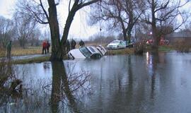 Naktinę kelionę "Mitsubishi" baigė ežere