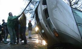 Naktinę kelionę "Mitsubishi" baigė ežere