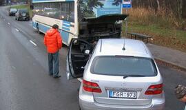 "Mercedes" atsitrenkė į autobusą