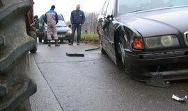 Traktoriaus ir BMW susidūrimas