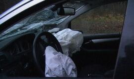 "Mercedes" atsitrenkė į autobusą