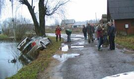 Naktinę kelionę "Mitsubishi" baigė ežere