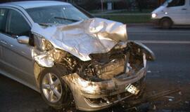 "Mercedes" atsitrenkė į autobusą